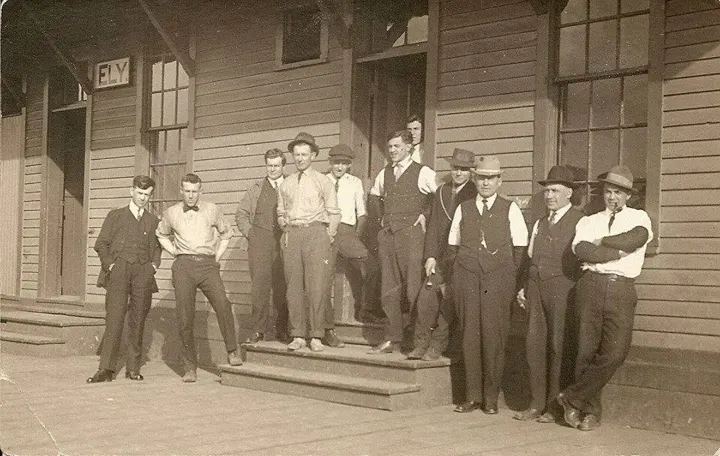 Six men of the depot crew standing on the depot steps in 1915