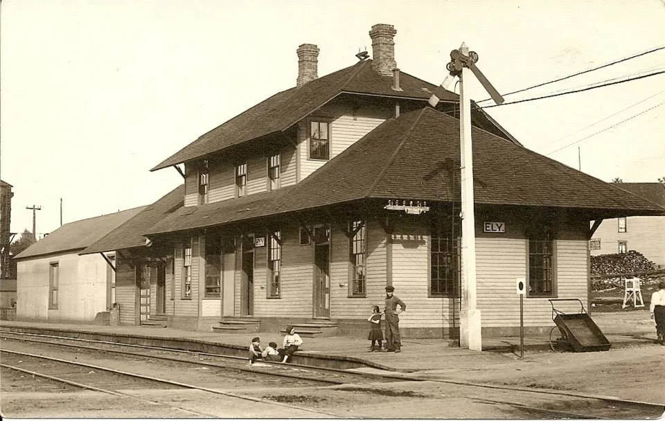 The depot in 1914 with clapboard siding, two brick chimneys and a train order signal